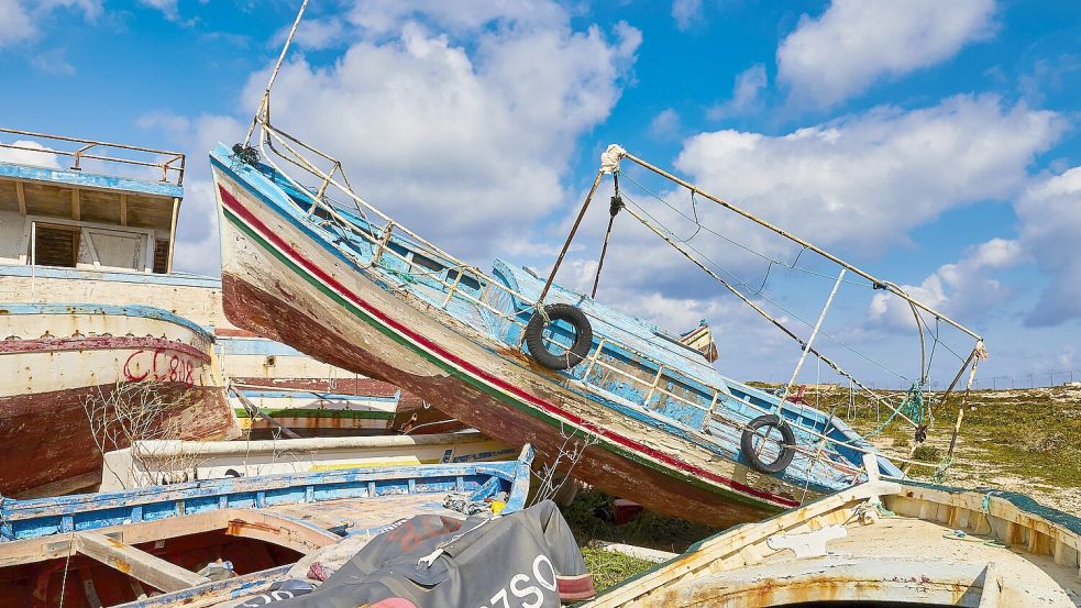Flüchtlingsboote stapeln sich an europäischen Küsten. Foto: IMAGO/Ralf Adler