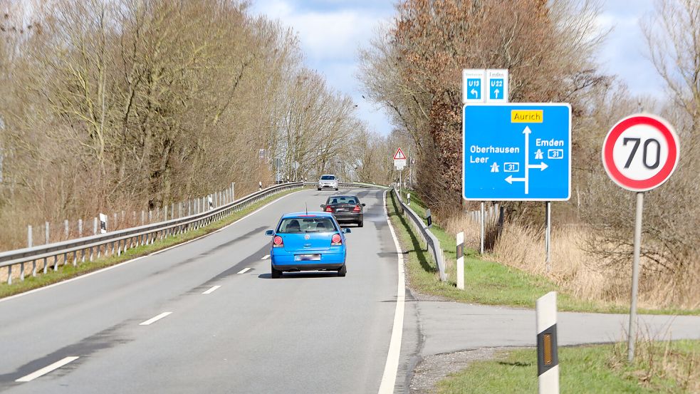 Einer der Knackpunkte an der Landesstraße 1 zwischen Riepe und Oldersum ist die Frage, wie etwa die Autobahnzufahrt Riepe auch für Radfahrer sicher zu überqueren ist. Foto: Romuald Banik