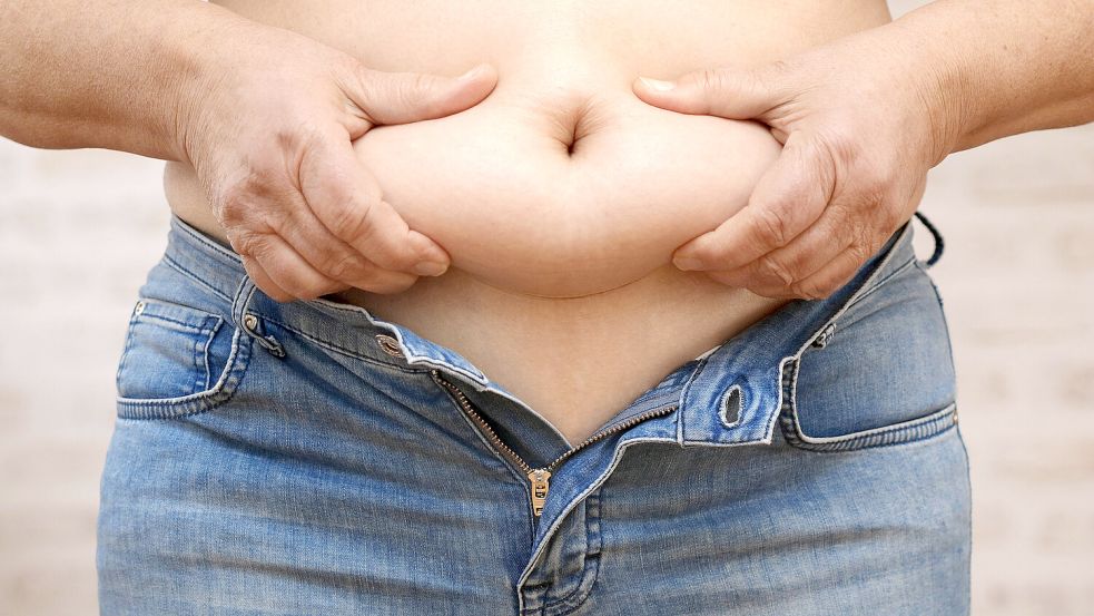 Haben viele, ist aber ungesund: eine Speckrolle am Bauch. Foto: IMAGO/blickwinkel