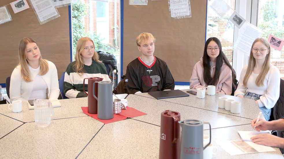 Lene Friedrich (von links), Laura Neemann, Joel Buß, Sindy Nguyen und Lina Onischenko haben mit ihrem Geschichtskurs Filme zum Thema gedreht. Foto: Romuald Banik