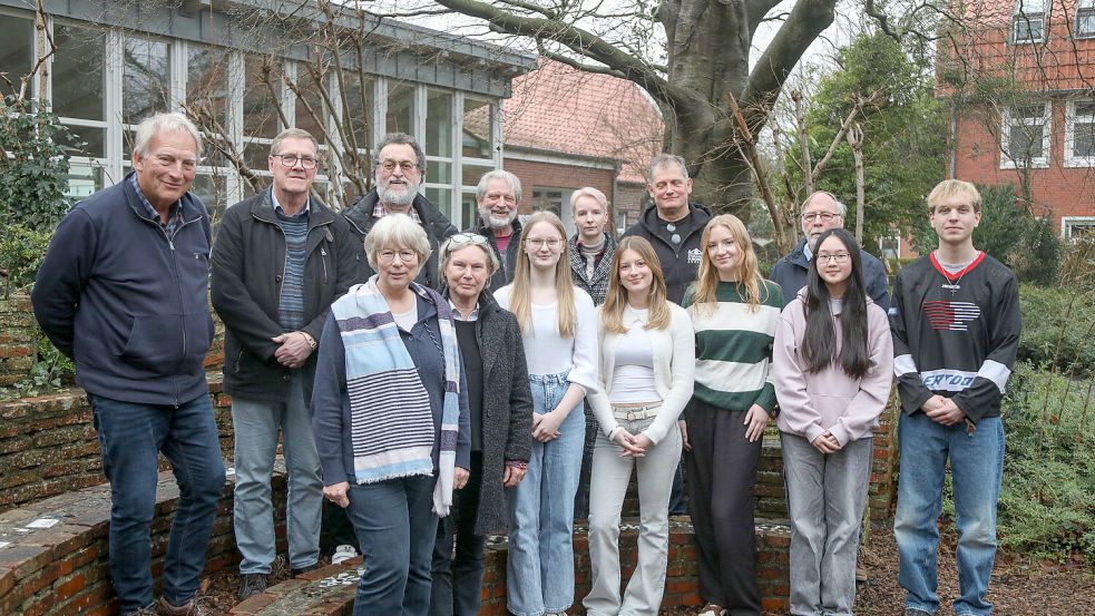 Insgesamt zwölf Institutionen bilden die Arbeitsgruppe „Auschwitzgedenktag“ in Aurich. Einige Vertreterinnen und Vertreter stellten das diesjährige Programm vor. Foto: Romuald Banik