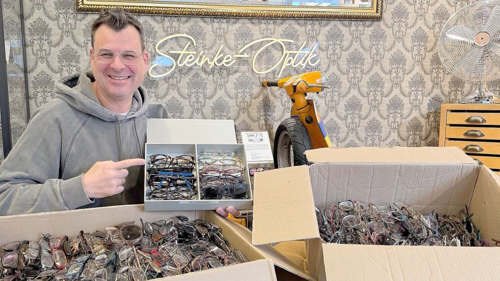 Der Moordorfer Oliver Steinke mit einem Teil der Brillen, die er von seinen Kunden für das Projekt bekommen hat. Foto: Holger Janssen
