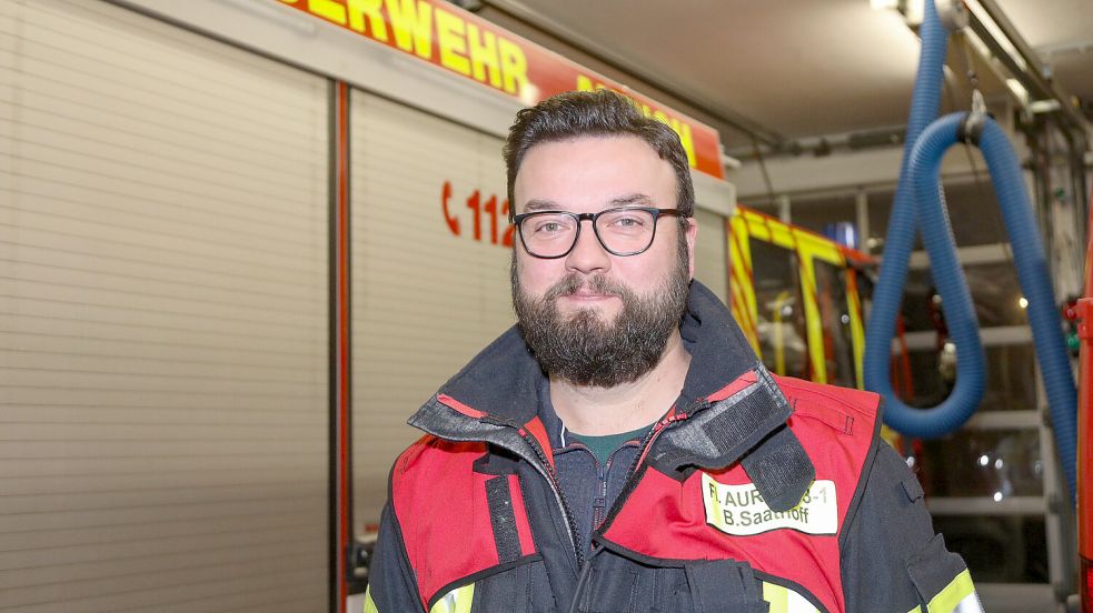 Ortsbrandmeister Bernd Saathoff schickte seine Kameraden zum Einsatz in die Tiefgarage. Foto: Romuald Banik