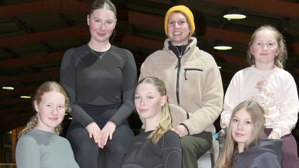 Die Voltigiererinnen des PSV Ihlow präsentieren sich auf und vor dem Holzpferd. Dazu gehören Lotta Feldmann (oben sitzend von links), Trainerin Mareike de Vries und Jule Göllen. Neele Fleßner (stehend von links), Leonie Janssen, Tamara Fleßner sowie Silke Ahlers (unten von links) und Nora Mülder. Foto: Wolf-Rüdiger Saathoff