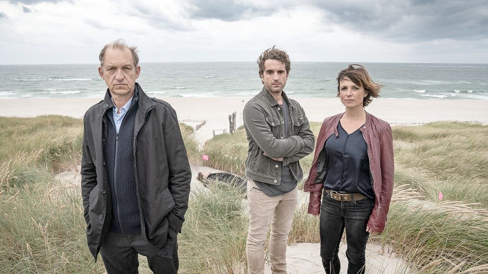 Im neuen „Nord Nord Mord“ ermitteln Sievers (Peter Heinrich Brix), Feldmann (Oliver Wnuk) und Behrendsen (Julia Brendler) in einem Geisterhaus. Foto: ZDF