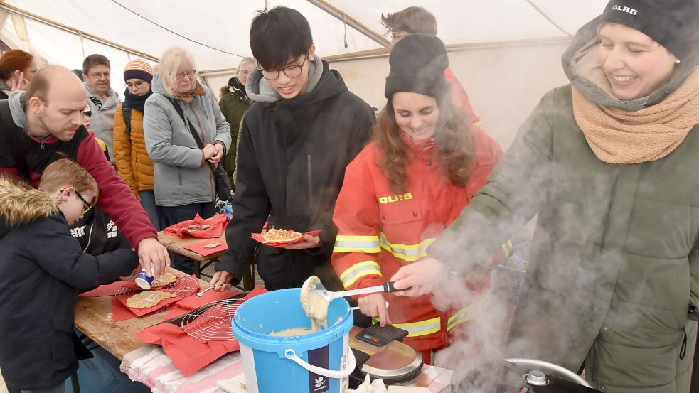 DLRG-Mitglieder backten Waffeln für die Schwimmer und versorgten sie mit alkoholfreiem Punsch und Glühwein. Foto: Thomas Dirks