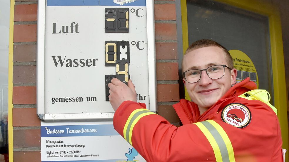 Janek Detmers gab die Temperaturen der Luft und des Seewasser bekannt. Foto: Thomas Dirks