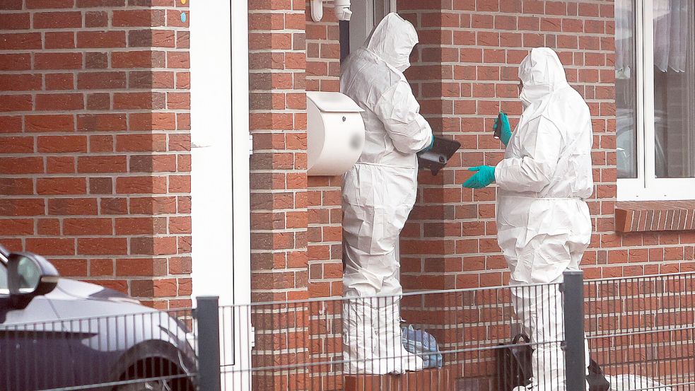 Spurensicherung: In Emden-Larrelt soll ein Mann seine Frau umgebracht haben. DPA-Foto: Jens Doden