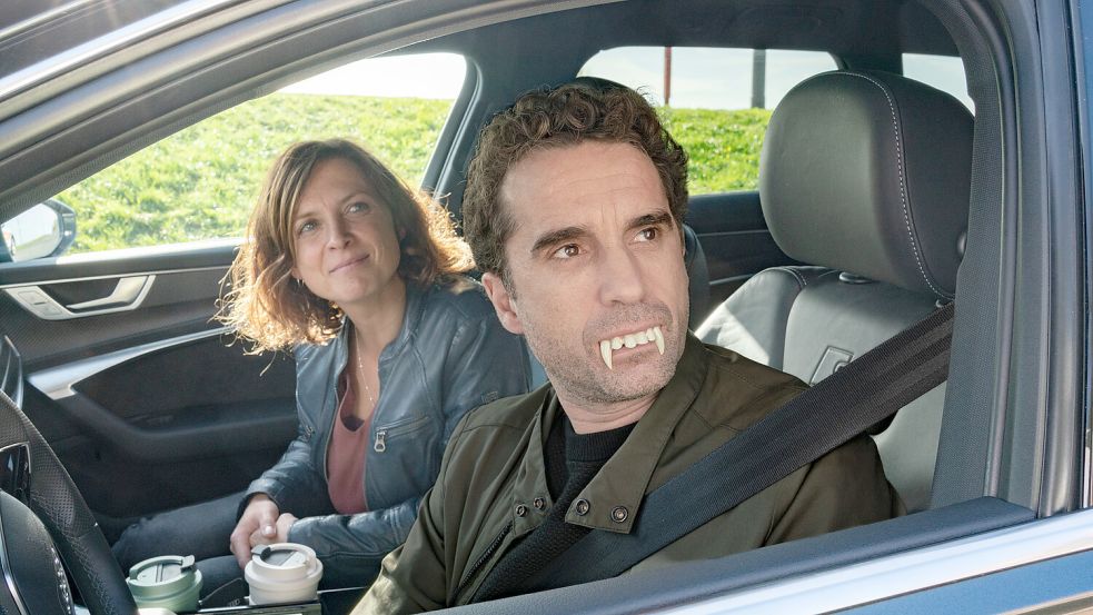 Im letzten „Nord Nord Mord“-Krimi zeigte Oliver Wnuk noch Zähne. Im Fall „Sievers und der verlorene Hund“ wurde der Schauspieler dann allerdings selbst gebissen - von einem Dackel. Foto: ZDF/Georges Pauly