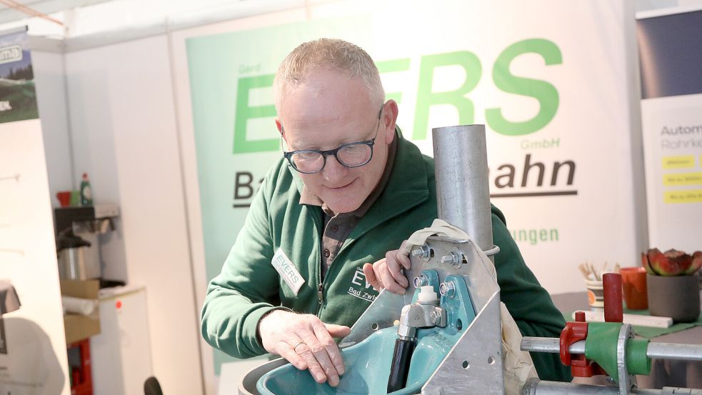 Martin Niemeyer präsentiert unter anderem offene Tränkeschalen. Foto: Romuald Banik