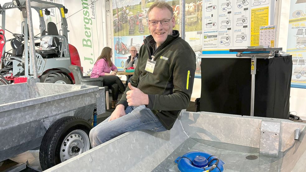 Thomas Poortman verkauft Weidetränken, die mit solarbetriebenen Pumpen automatisch betrieben werden. Auch solarbetriebene Pumpen zur Vernässung von Flächen hat er im Angebot. Foto: Karin Böhmer