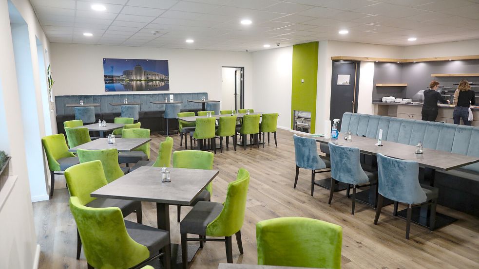 Hell und freundlich gestaltet: Der Restaurantbereich, in dem für jeden Gast ein Frühstück bereitsteht, befindet sich im ersten Obergeschoss des Komplexes. Der Blick durch die Fenster fällt auf den Parkplatz des Combi-XL im Erdgeschoss. Foto: Romuald Banik