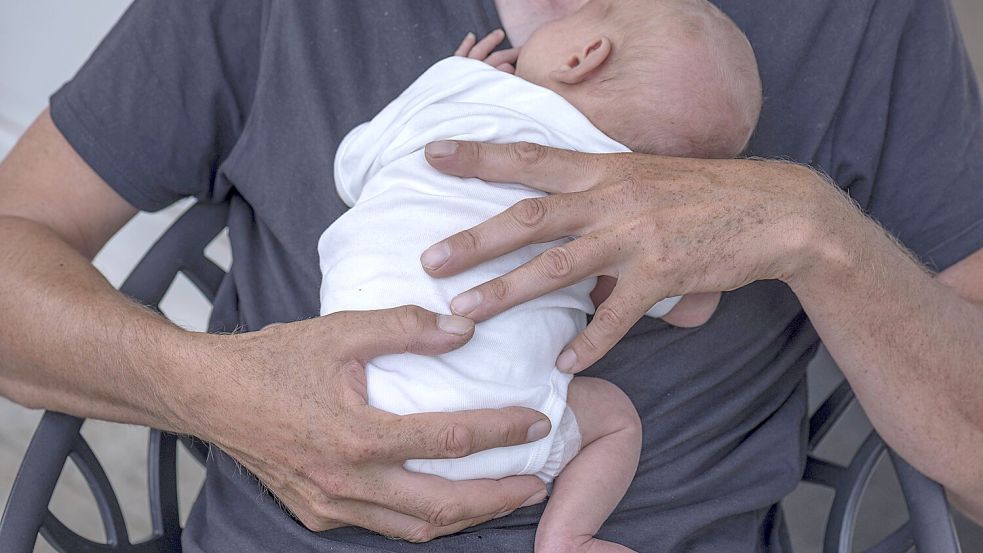 Ein Baby in einem anderen Land zu gebären, ist für viele der Versuch, dem Nachwuchs eine bessere Zukunft zu ermöglichen. Foto: IMAGO / Imagebroker / Helmut Meyer
