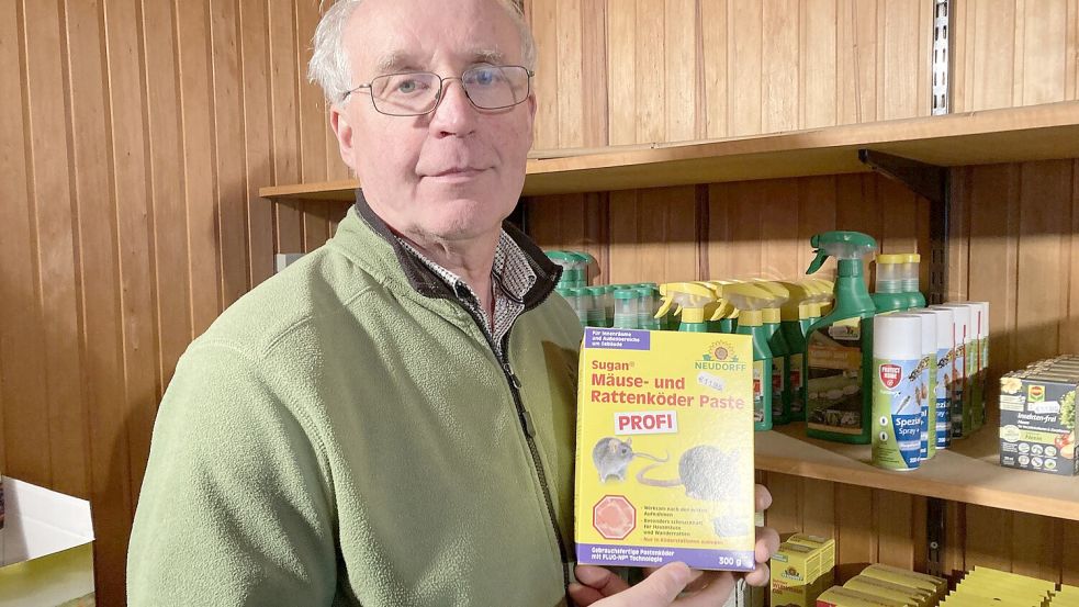Helmut Ruge von den Tungendorfer Baumschulen in Neumünster hat die nötige Schulung und darf die Mittel nach einer fachkundigen Beratung an den Verbraucher verkaufen. Foto: Rolf Ziehm