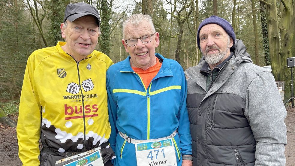 Drei Veteranen der Laufszene kommen beim 30. Auricher Crosslauf zusammen. Während sich Harm Park (links) und Werner Ihlow (Mitte) ein Laufduell beim 5-Kilometer-Lauf liefern, moderiert Eduard Tjarks die Medaillenvergabe. Foto: Wolf-Rüdiger Saathoff