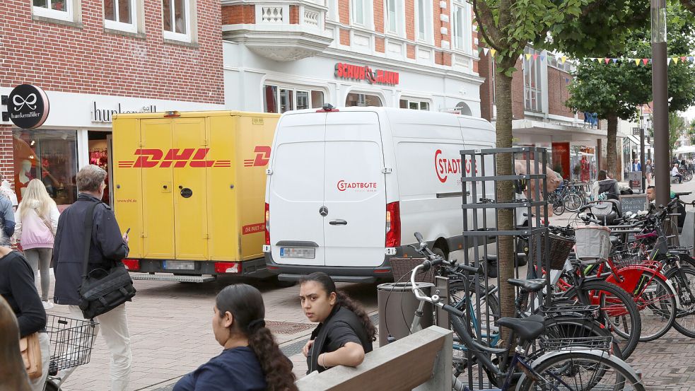 Besonders vormittags fahren zahlreiche Lieferfahrzeuge durch die Auricher Fußgängerzone. Foto: Romuald Banik