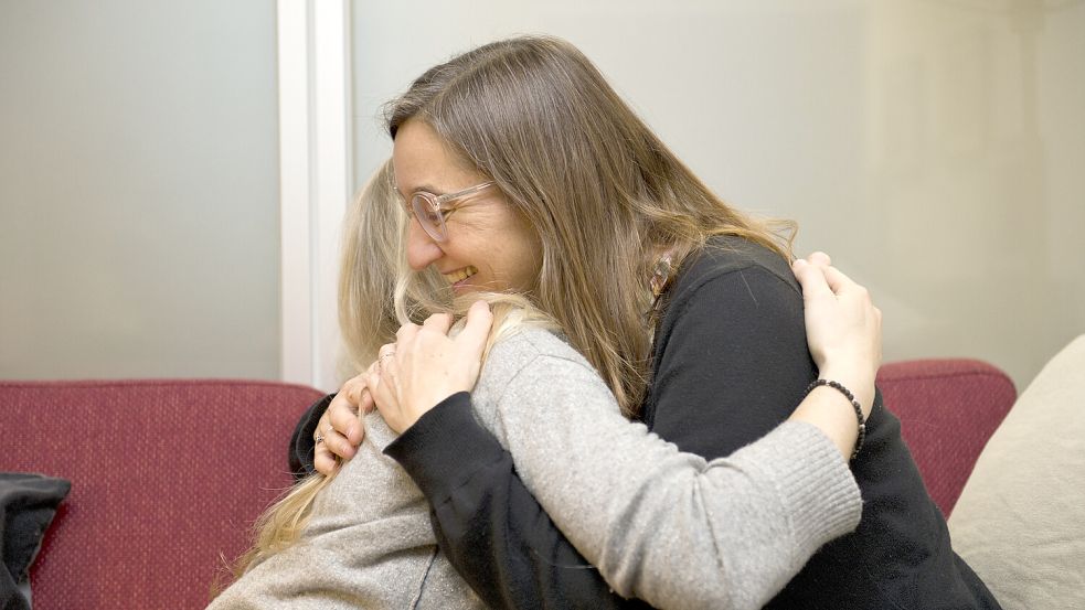 Anette Wolff aus Osnabrück kuschelt nebenberuflich mit fremden Personen. Foto: Philipp Hülsmann
