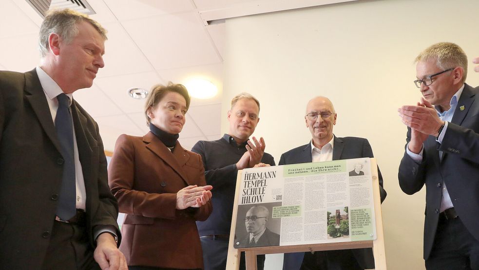 Ihlows Bürgermeister Arno Ulrichs (von links), die Landtagsabgeordneten Saskia Buschmann (CDU) und Wiard Siebels (SPD), Initiator Johann Börgmann und Landrat Olaf Meinen mit der Gedenktafel für Hermann Tempel. Foto: Romuald Banik