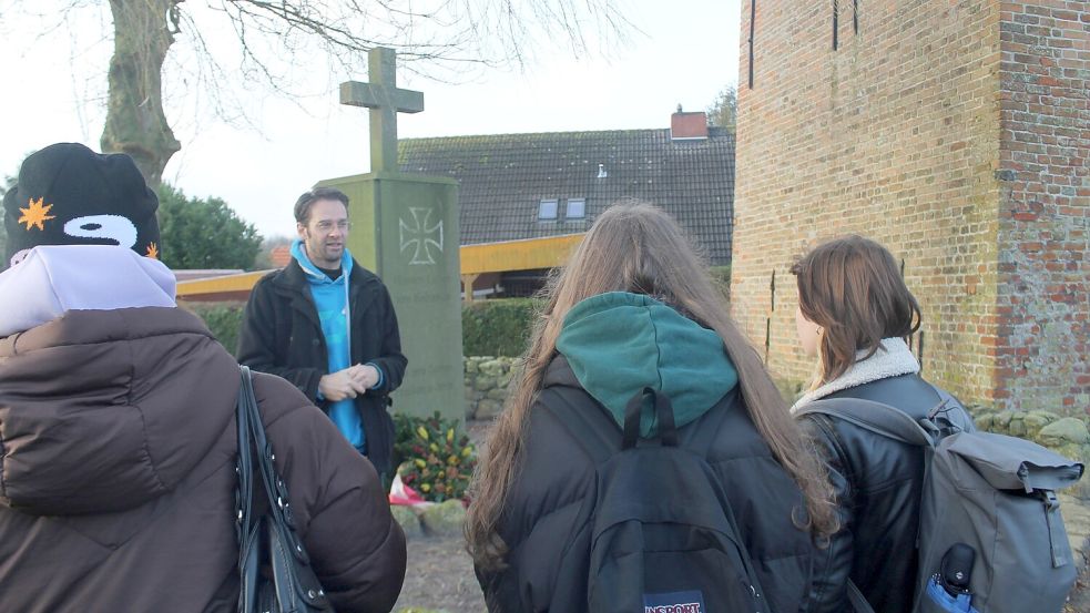 Schülergruppen gehören zu den regelmäßigen Besuchern der KZ-Gedenkstätte in Engerhafe. Fotos: privat