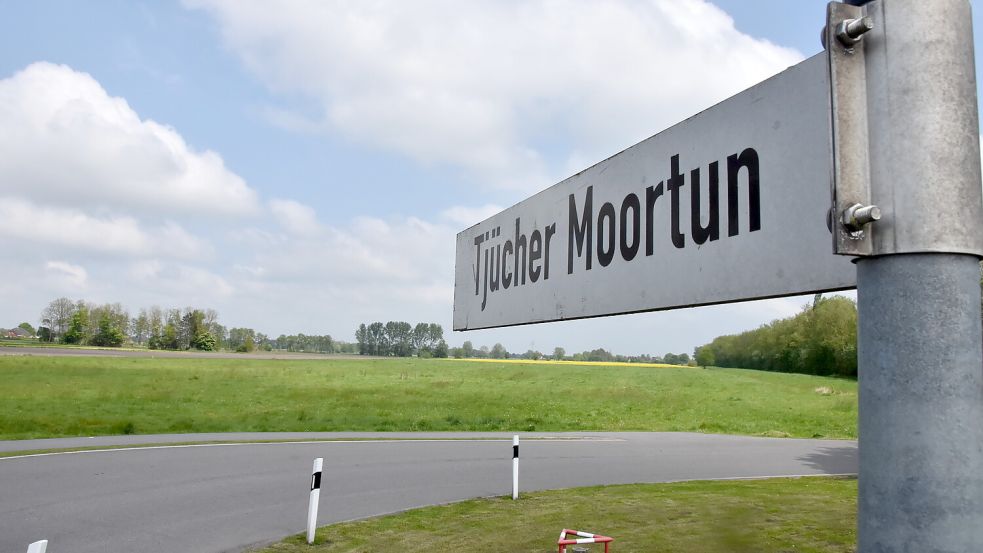 Auf diesem Grünland am Tjücher Moortun in Marienhafe soll die neue Sportstätte entstehen. Foto: Thomas Dirks