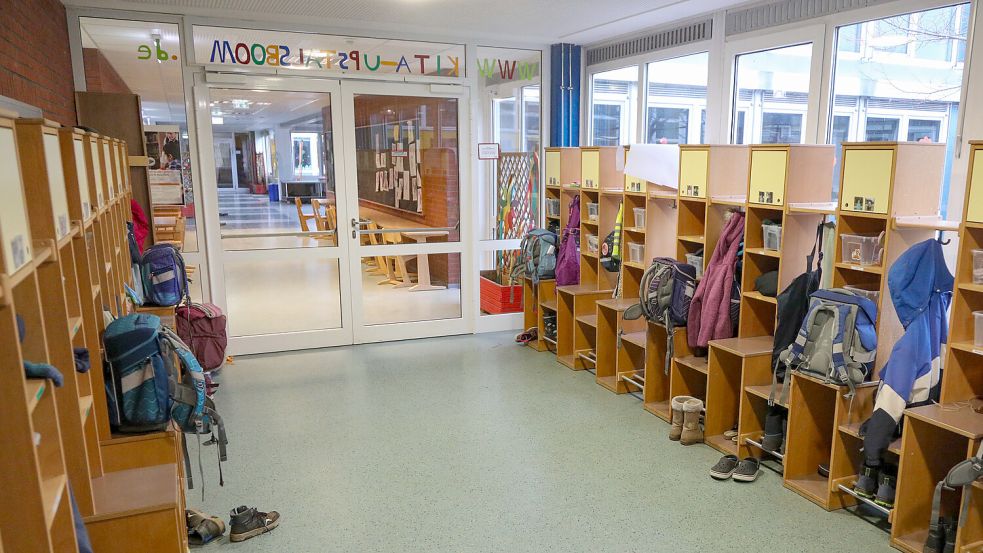 Nur mit einer Glastür sind Kita und Grundschule Upstalsboom voneinander getrennt. Foto: Romuald Banik