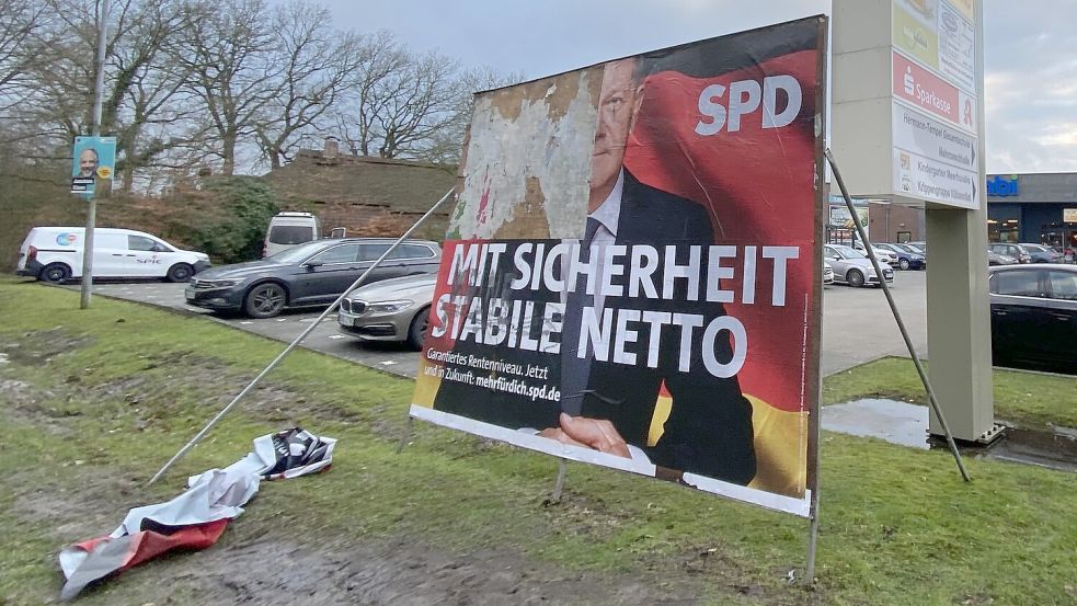 Zerstört wurden in den vergangenen Tagen auch die großen Wahlplakate vor dem Rathaus in Ihlowerfehn. Foto: Christin Wetzel