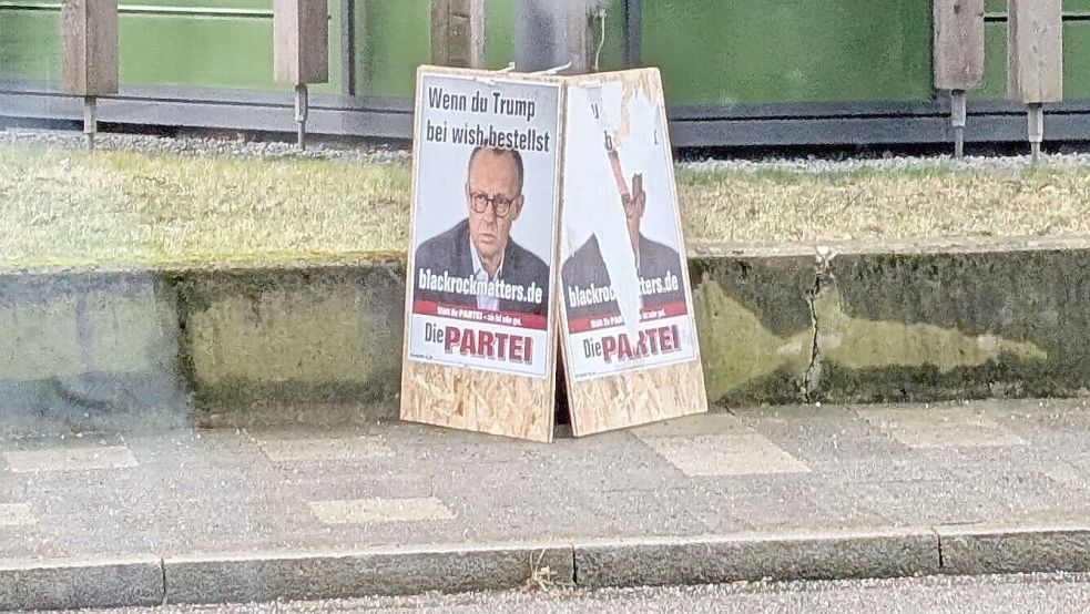 Plakat-Diebstahl: Nachdem die Plakate wieder vor der CSU-Zentrale aufgestellt wurde, trugen sie Spuren roher Gewalt. Foto: Die Partei/Sonneborn