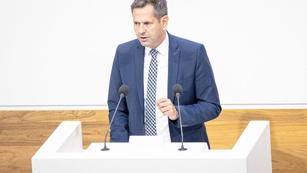 Olaf Lies geht davon aus, dass ein früher Kohleaussteig auf Eis gelegt werden muss. Kritik kommt nun vom grünen Koalitionspartner im Landtag. Foto: dpa/Moritz Frankenberg