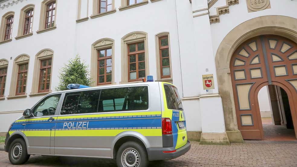 Ein Polizeiauto steht vor dem Durchgang zum Landgericht in Aurich. Foto: Romuald Banik