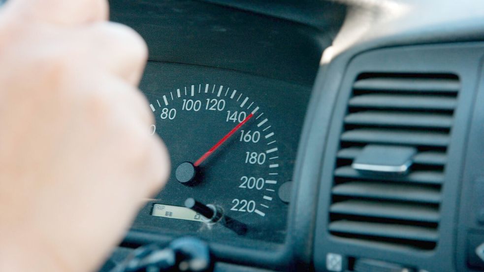 Demnächst dürfen Autofahrer in einem deutschen Nachbarland bis zu 150 km/h fahren. Foto: imago images/YAY Images