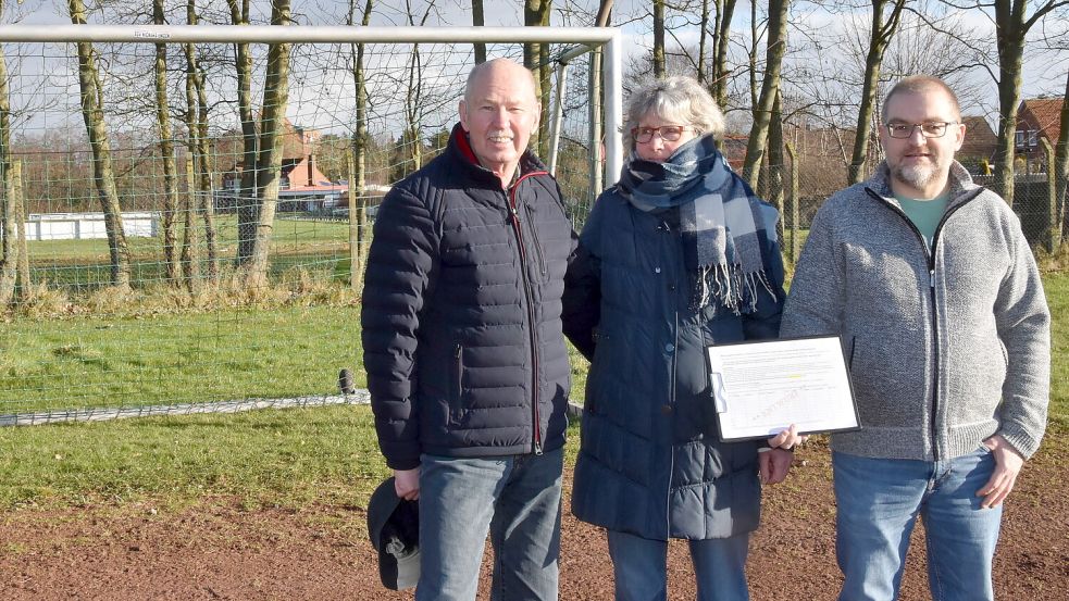 Die Initiatoren des Bürgerbegehrens für den Erhalt des Sportplatzes in Upgant-Schott: Claus-Dieter Freimuth (von links), Hanna Barkhoff, Jens Albowitz. Foto: Thomas DIrks
