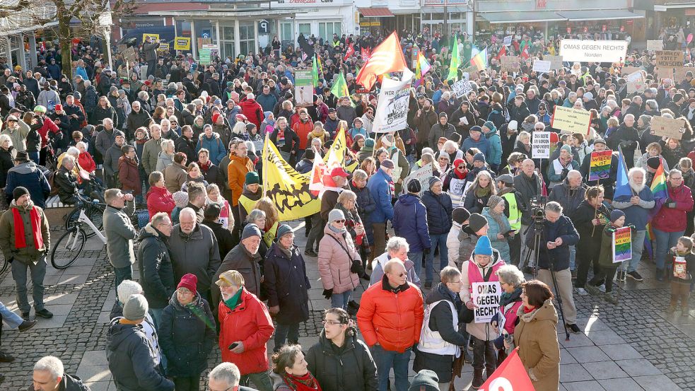 Etwa 2500 Menschen demonstrierten am Freitag in Aurich gegen Rechts, für Solidarität und Toleranz. Foto: Romuald Banik