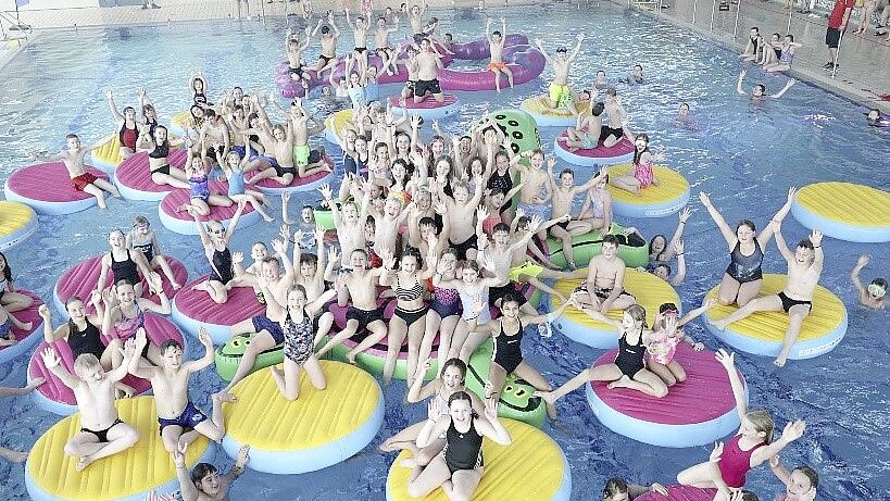 Nach den Notenstrapazen stand bei der Zeugnis-Pool-Party im de Baalje nur eins im Zentrum: der Spaß. Foto: Helmut Vortanz