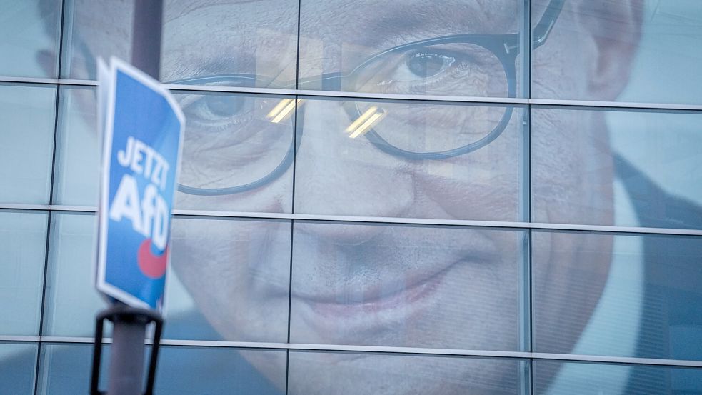 Zu früh gefreut? Das Konterfei von Unionskanzlerkandidat Friedrich Merz und ein Wahlplakat der AfD. Foto: dpa/Kay Nietfeld