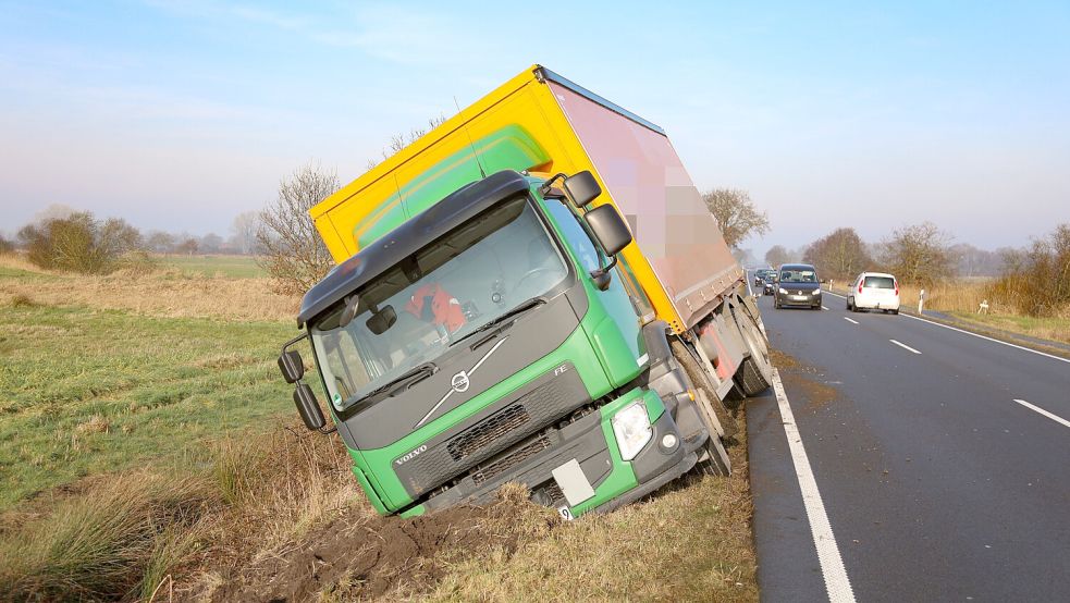 Der Lastwagen musste aus seiner misslichen Lage geborgen werden. Foto: Romuald Banik
