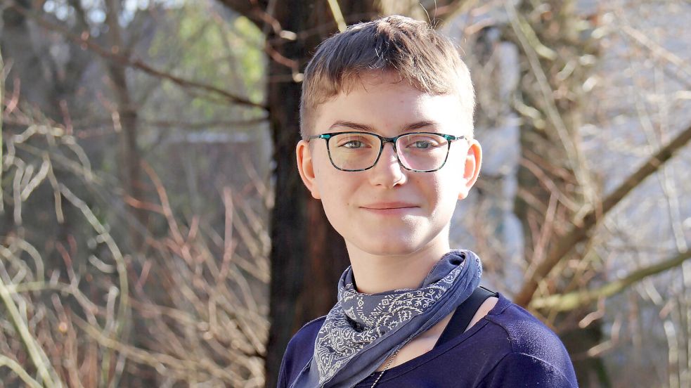 Clara Hermanns spielt im neuen Stück der Warkstee die Rolle des Versicherungsvertreters Knut Pietsen. Foto: Heino Hermanns