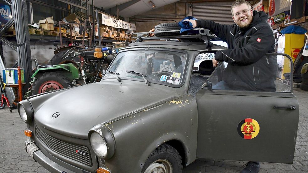 Zurück in der Friedeburger Halle bekommt der Trabant 601 nach seiner Afrika-Tour in den nächsten Tagen wieder die Rückbank und den Beifahrersitz eingebaut, damit er wieder alltagstauglich ist. Foto: Ullrich