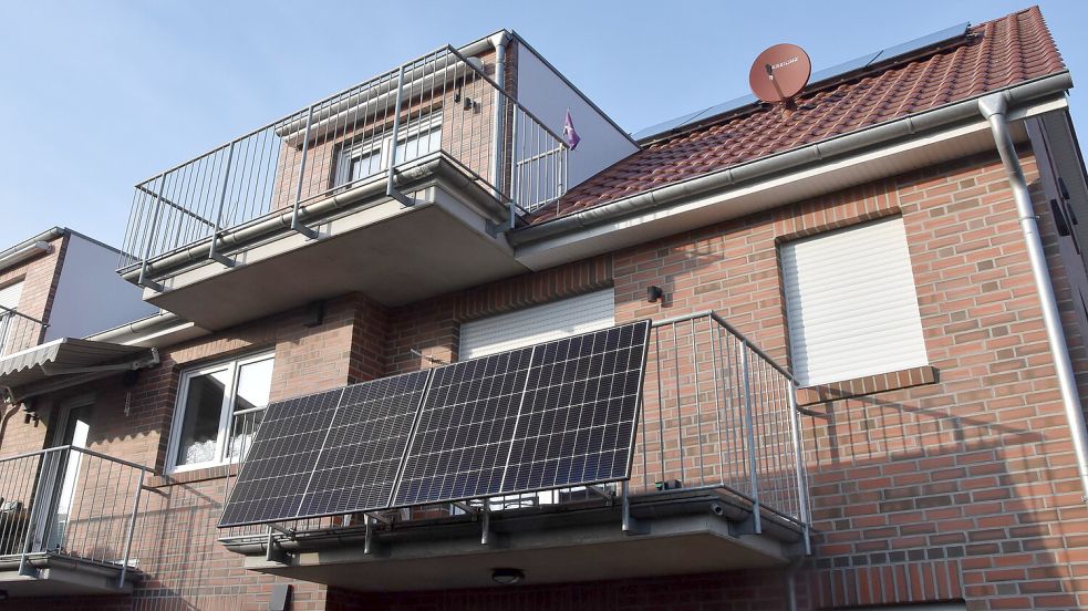 Stecker-Solargeräte lassen sich leicht auf Balkonen und Terrassen montieren. Foto: Thomas Dirks