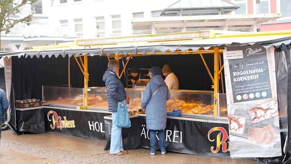 Bei der Bäckerei Ripken sind auch schon sehr früh Kunden, die sich mit einem Frühstück versorgen. Foto: Romuald Banik