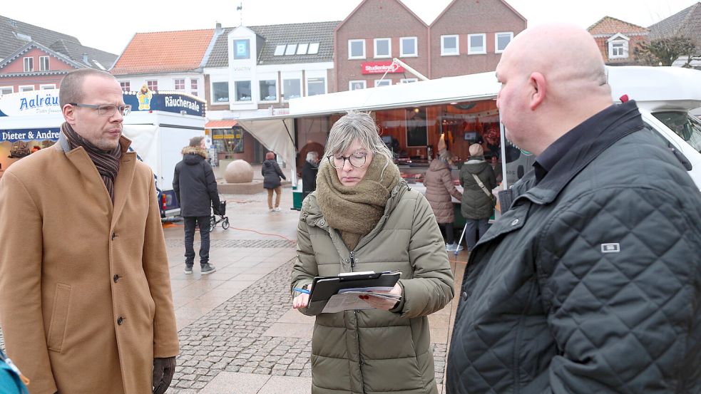 Nils Losse (von links), Marina Willms-Bürger und Helmut Lücht, die im Rathaus für den Wochenmarkt zuständig sind, machen sich regelmäßig vor Ort ein Bild. Foto: Romuald Banik