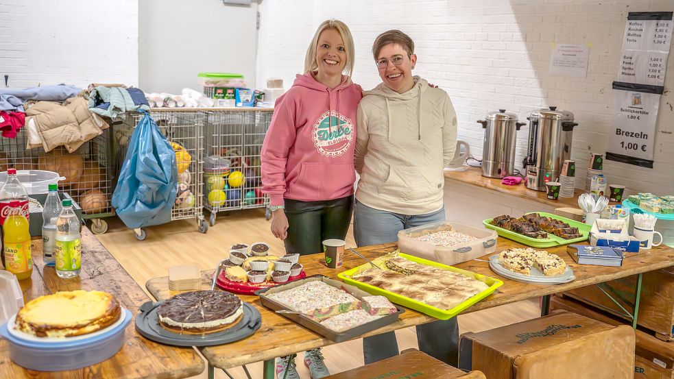 Auf die Besucher wartete ein Kuchenbuffet. Foto: Folkert Bents
