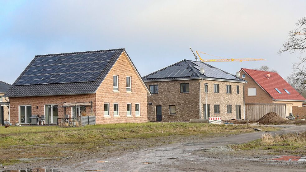 Einfamilienhäuser, wie hier im großen Auricher Neubaugebiet „Im Timp“, erfreuen sich weiter großer Beliebtheit in Ostfriesland. Foto: Romuald Banik