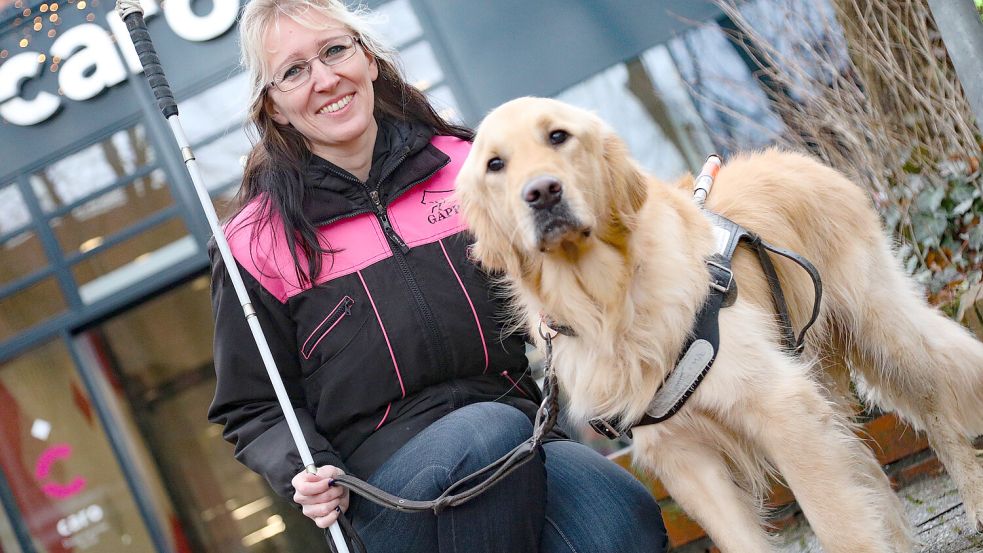 Saskia Stark von der Blindenführhundeschule „Stark unterwegs“ trainiert mit Golden Retriever Bram für seinen Einsatz. Foto: Romuald Banik