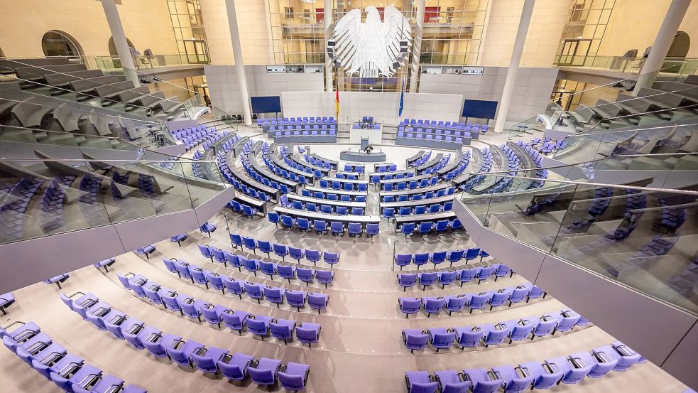 Blick in den leeren Plenarsaal des Deutschen Bundestags. Bei der vorgezogenen Bundestagswahl am Sonntag, 23. Februar, entscheidet sich, wer hier in der nächsten Legislaturperiode sitzen wird. Foto: DPA