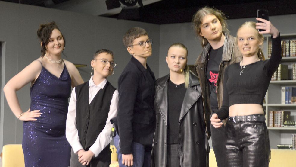 Ein quietschfideles Nachwuchs-Sextett in mordbeladener Krimikomödie: Freja Pfanne, Emilian Stang, Clara Hermanns, Neele Hermann, Karl Kleemann und Jana Frieling. Foto: Gerd-D. Gauger