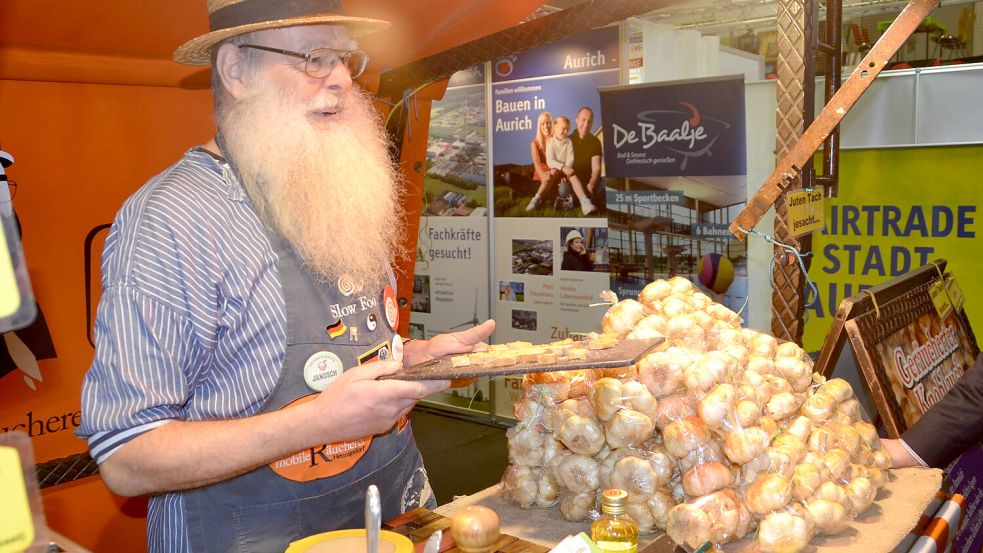Detlef Werner aus Brandenburg bietet besondere Knoblauch-Kreationen an. Foto: Aiko Recke