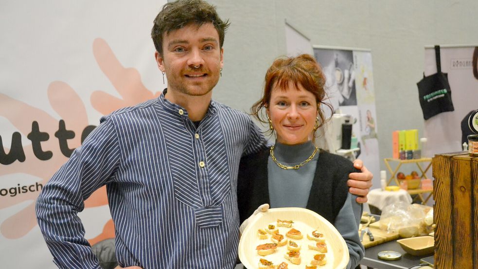 Dr. Magdalena Wehmeyer und Henrik Jessen vom „Knollenkutter“ aus Bremen bieten pflanzliche Fisch-Alternativen an. Foto: Aiko Recke