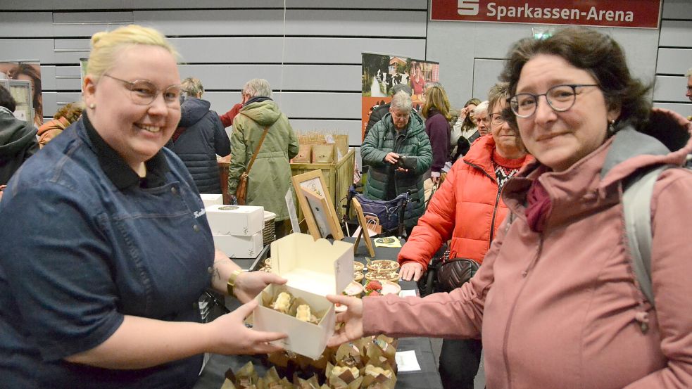 Sandra Wilken versorgt sich bei Sandra Schweerke von der Konditorei „Moorgold“ aus Aurich-Walle mit leckeren Cupcakes. Foto: Aiko Recke