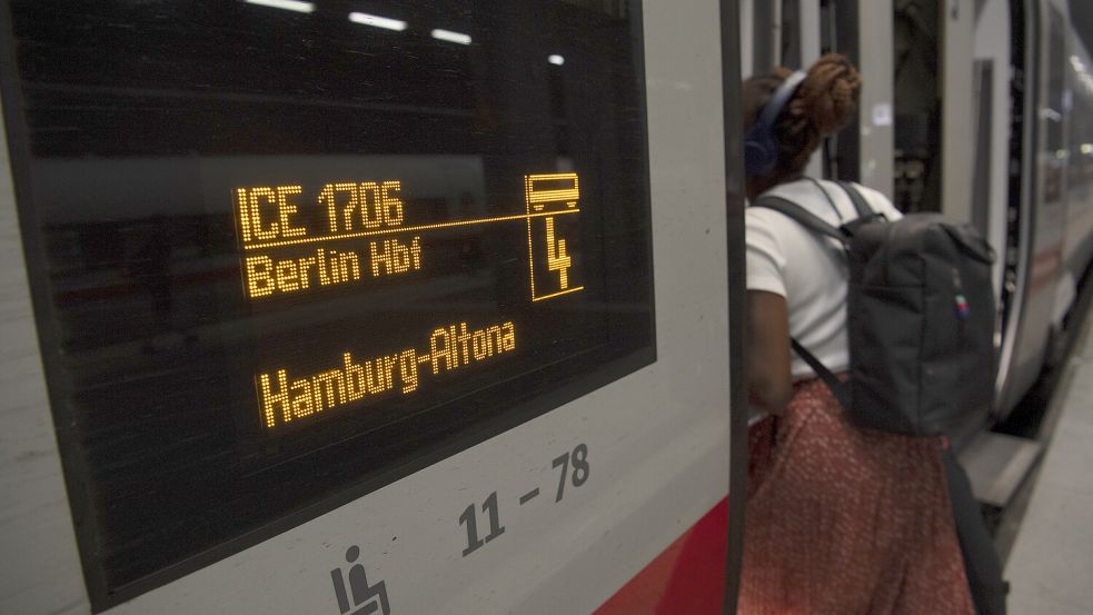 Bahnreisende, die zwischen Hamburg und Berlin pendeln, müssen ab August mehr Zeit einplanen. Foto: dpa/Paul Zinken