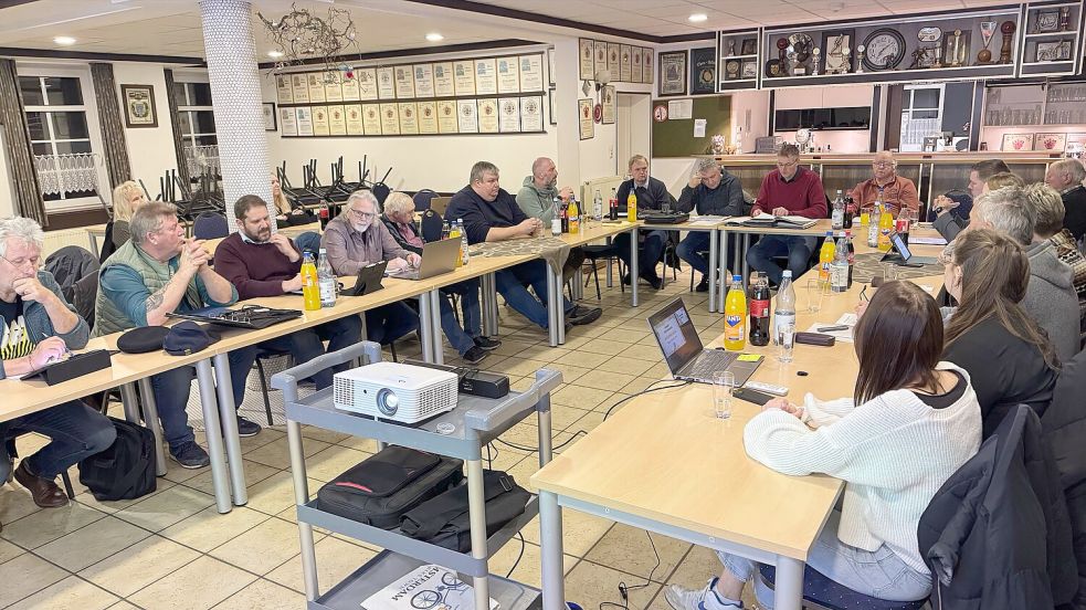 Im Vereinsheim von „Friesenstolz“ Victorbur wurde unter anderem über die Jugendbeteiligung diskutiert. Foto: Holger Janssen